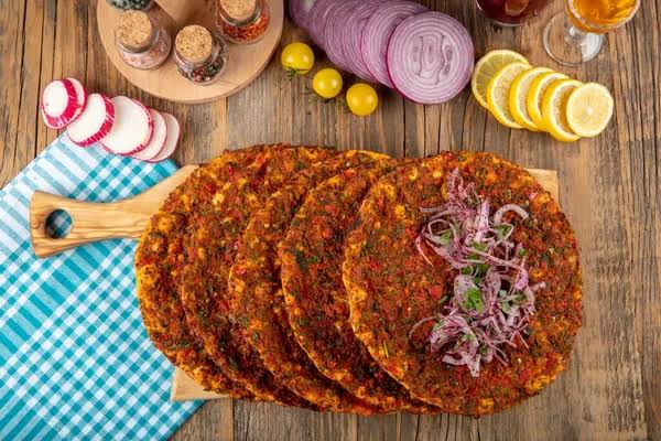 Evde Lahmacun Nasıl Yapılır? Fırınsız da Mümkün! Türk mutfağının vazgeçilmez lezzetlerinden biri olan lahmacun, artık sadece dışarıda