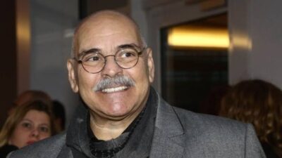 Türk tiyatrosunun sevilen isimlerinden biri olan Rasim Öztekin, sahnede bıraktığı