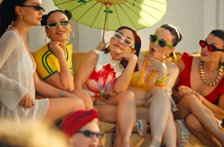 Güçlü yorumuyla ve kalbe dokunan sesiyle müzik dünyasının sevilen isimlerinden