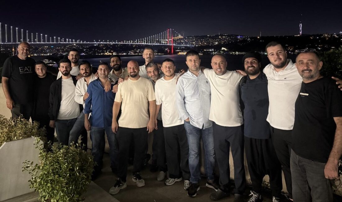 Kasımpaşa tribün sorumlusu Ümit Türkel, dostları ve kardeşleriyle birlikte Yahya