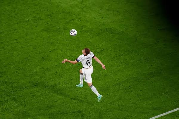 Rüyada futbol oynamak, dinamik ve hareketli bir yaşamı simgelerken aynı