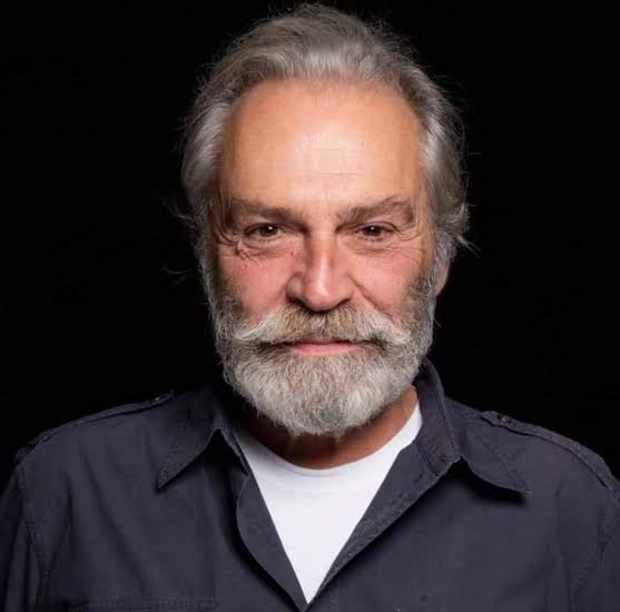 Haluk Bilginer, 5 Haziran 1954 tarihinde İzmir’in Seferihisar ilçesinde dünyaya