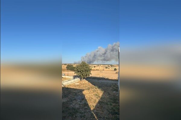 Edirne'nin Enez ilçesinde yangın çıktı. Yangına ekipler sevk edildi.