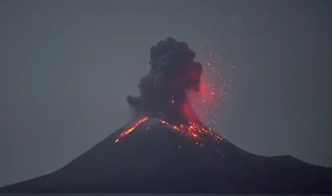 Endonezya'nın doğusundaki Java Adası'nda bulunan Semeru Yanardağı aynı gün içinde