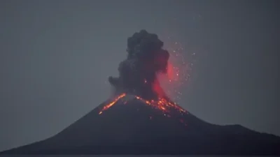 Endonezya'nın doğusundaki Java Adası'nda bulunan Semeru Yanardağı aynı gün içinde