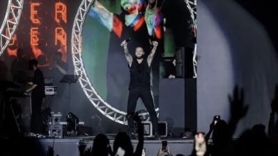 Türk pop müziğinin evrimini içeride ve dışarıda yaşanan dönüşümlerle harmanlayan