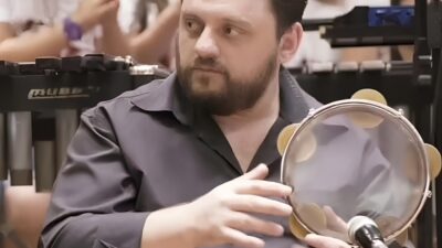 Ritim enstrümanlarıyla küçük yaşta tanışan Kadir Göksu, İstanbul’da geçen 25