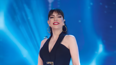 Ebru Gündeş, konser sırasında seyircisiyle sohbet ederken yüzündeki değişime dair