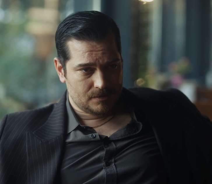 Çağatay Ulusoy ve Demet Özdemir’in başrollerinde yer aldığı Eşref Rüya,