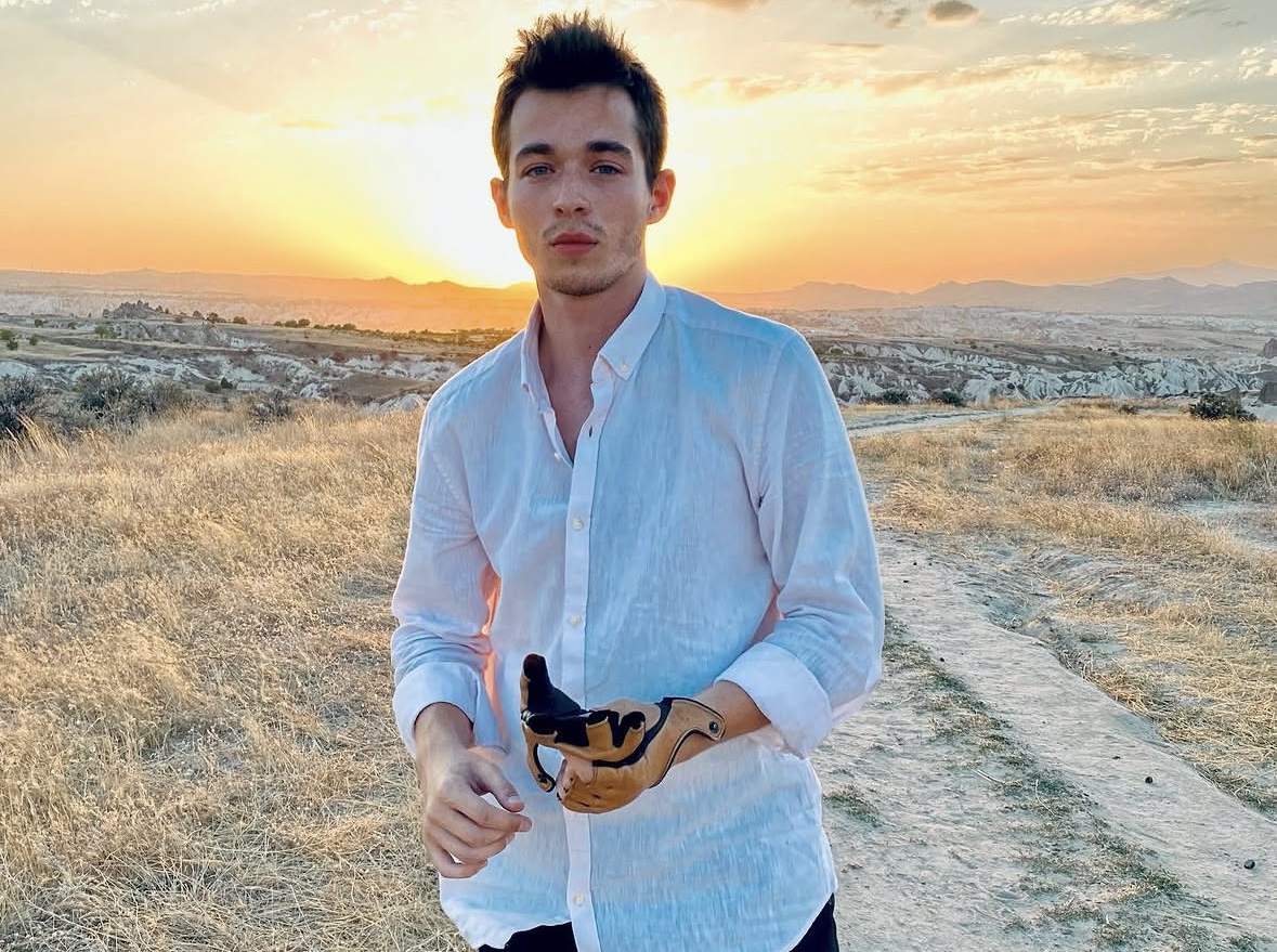 Çocuk yaşta kamera karşısına geçen ve yıllar içinde farklı dizi,