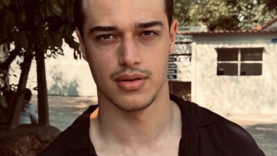 Genç yaşına rağmen hem tiyatro sahnesinde hem de televizyon projelerinde