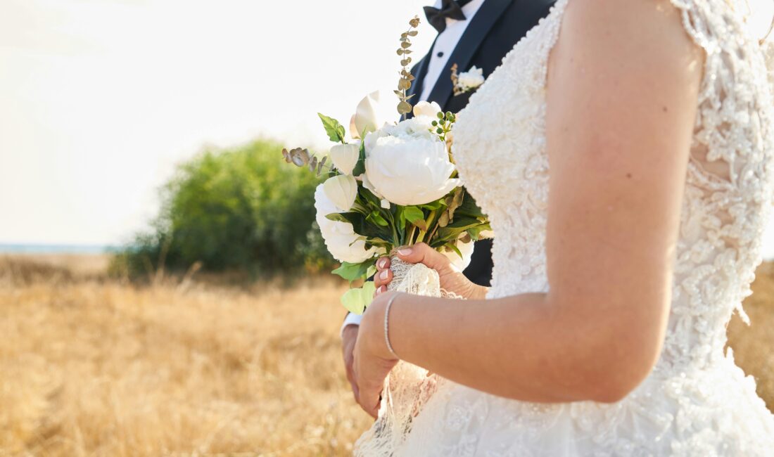 Rüyada Evlenmek Ne Anlama Gelir? İşte Dini, Psikolojik ve Detaylı Rüya Tabiri Rehberi İnsan zihni, uykuya daldığı andan itibaren sınırların ortadan kalktığı, sembollerin