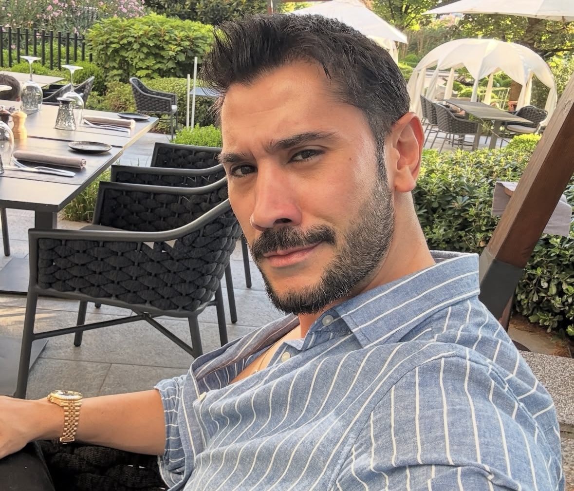 Televizyon ekranlarının dikkat çeken erkek oyuncularından Uğur Güneş, güçlü oyunculuğu,