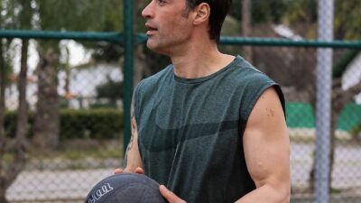 Türk televizyon ve sinema dünyasının dikkat çeken erkek oyuncularından Sarp