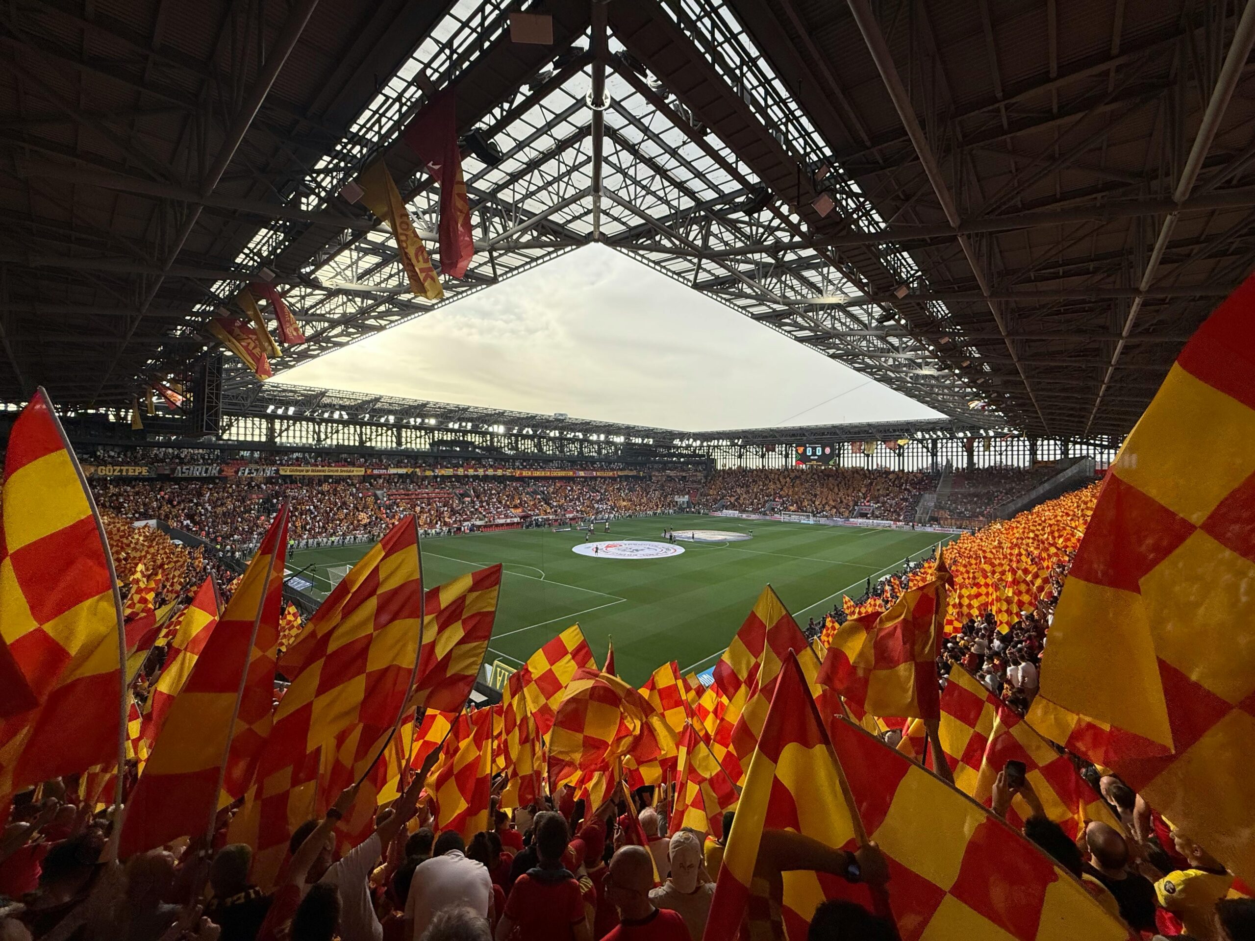 Yeni sezon öncesi kadro planlamasını sürdüren Göztepe, Filip Krastev ve