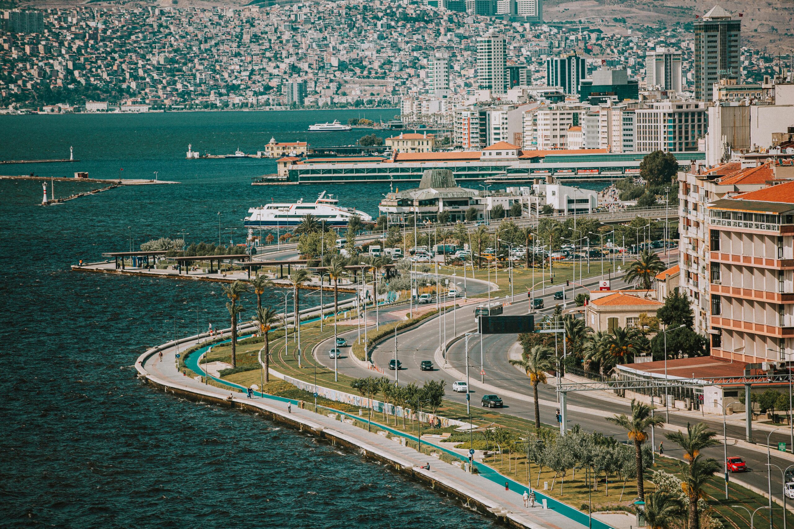 İzmir’de Gezilecek 5 Yer: Tarihi ve Turistik Rotalar İzmir Saat Kulesi, Agora Ören Yeri, Efes Antik Kenti, Kordon