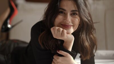 Televizyon ve sinema projelerinde yer aldığı rollerle geniş bir izleyici