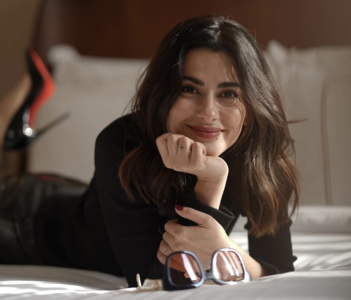 Televizyon ve sinema projelerinde yer aldığı rollerle geniş bir izleyici