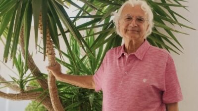 Edebiyat dünyasında kaleme aldığı "Yaşamın İçinden Denemeler" gibi derinlikli eserleriyle