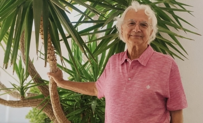 Edebiyat dünyasında kaleme aldığı "Yaşamın İçinden Denemeler" gibi derinlikli eserleriyle