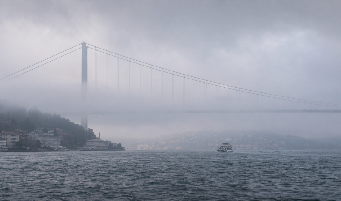 İstanbul’da sabah saatlerinde etkisini artıran yoğun sis nedeniyle Boğaz’daki gemi