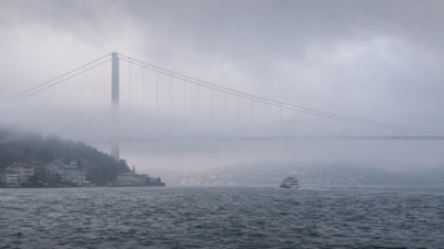 İstanbul’da sabah saatlerinde etkisini artıran yoğun sis nedeniyle Boğaz’daki gemi