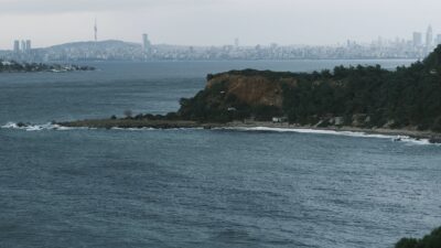 Kuvvetli rüzgar, yüksek dalga ve çeken akıntı tehlikesi nedeniyle İstanbul’dan