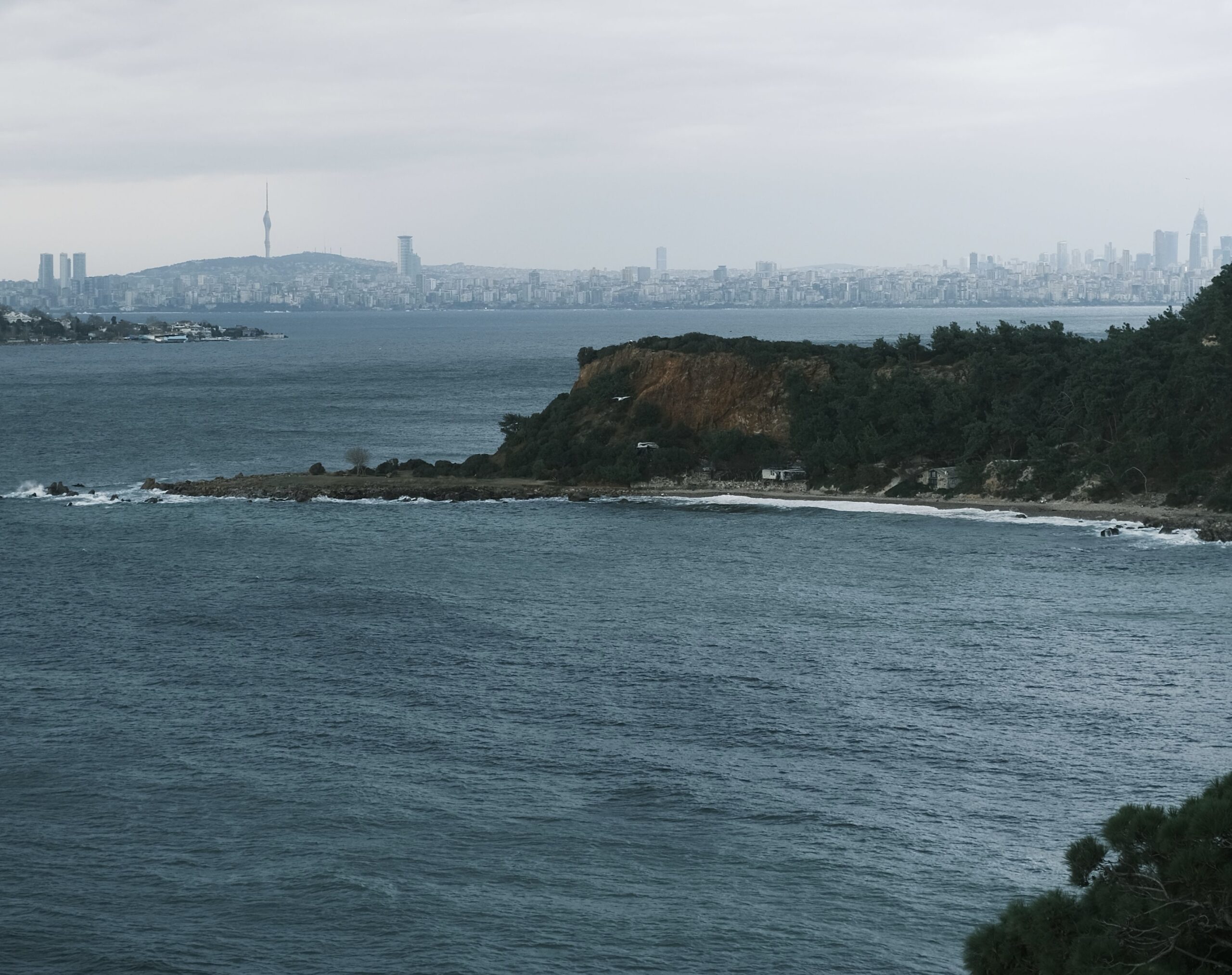 Kuvvetli rüzgar, yüksek dalga ve çeken akıntı tehlikesi nedeniyle İstanbul’dan