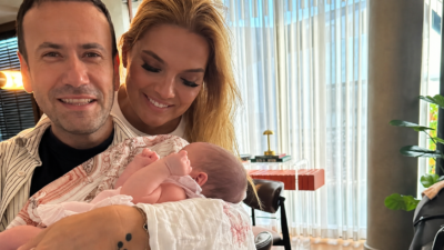 Demet Akalın ve Özgür Aras, üçüncü çocuklarını kucaklarına alan Berkay