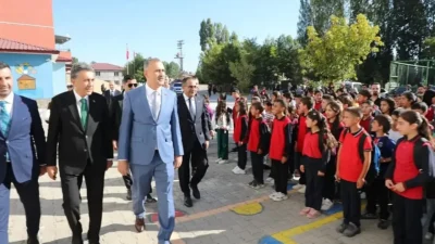 Ağrı'da 2026-2027 eğitim öğretim yılı 973 okulda başladı. Vali Önder