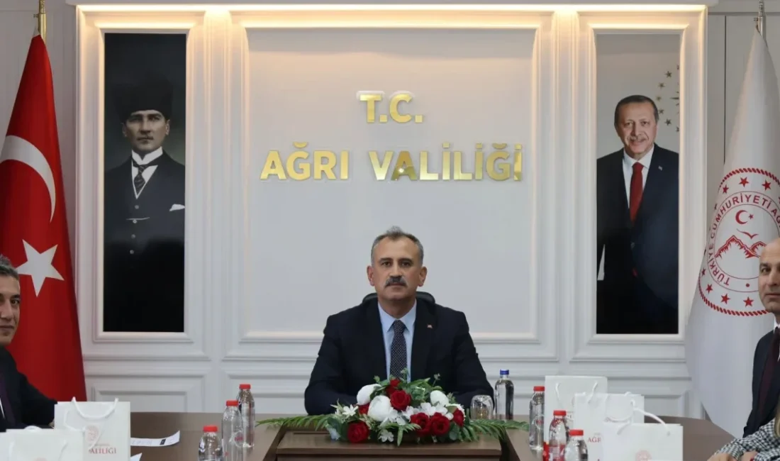 Ağrı Valisi Dr. Önder Bozkurt, YKS'de Türkiye genelinde ilk 10