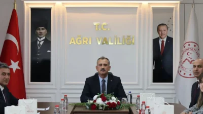 Ağrı Valisi Dr. Önder Bozkurt, YKS'de Türkiye genelinde ilk 10