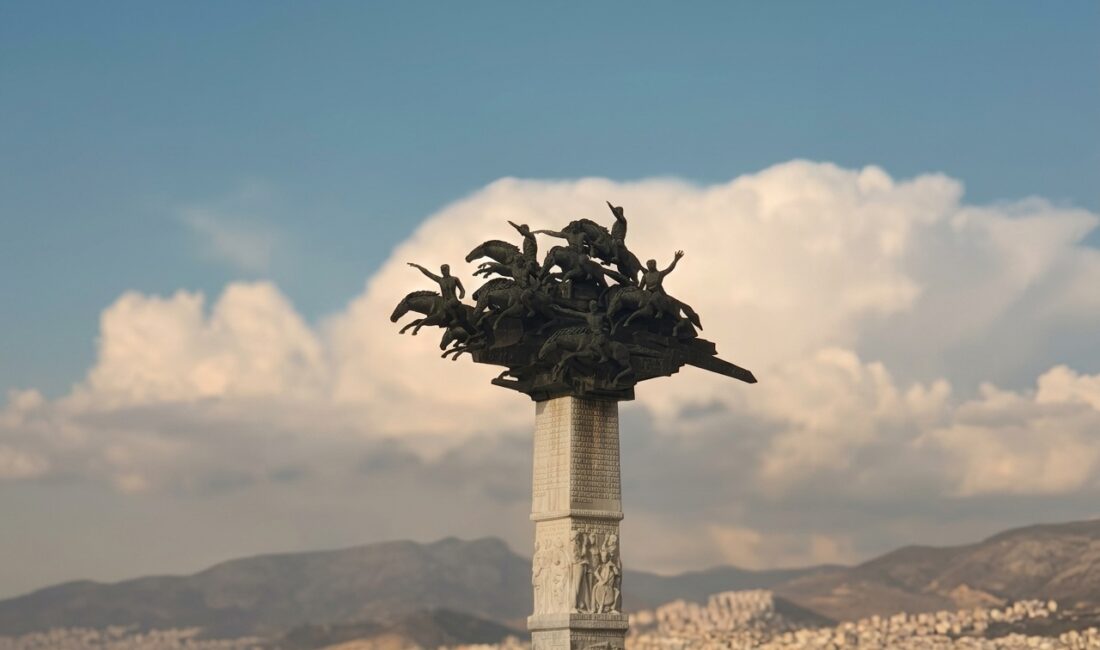 İzmir’in düşman işgalinden kurtuluşunun 104. yılı, kent genelinde düzenlenen resmi