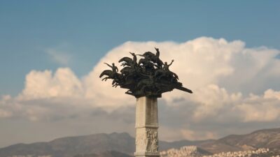 İzmir’in düşman işgalinden kurtuluşunun 104. yılı, kent genelinde düzenlenen resmi