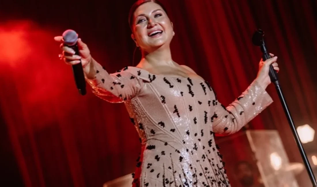 Sibel Can, Harbiye konserinde sevilen şarkılarını seslendirirken Filenin Sultanları'nın başarısını