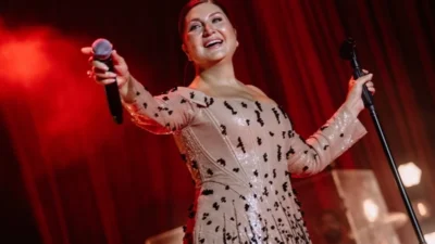 Sibel Can, Harbiye konserinde sevilen şarkılarını seslendirirken Filenin Sultanları'nın başarısını