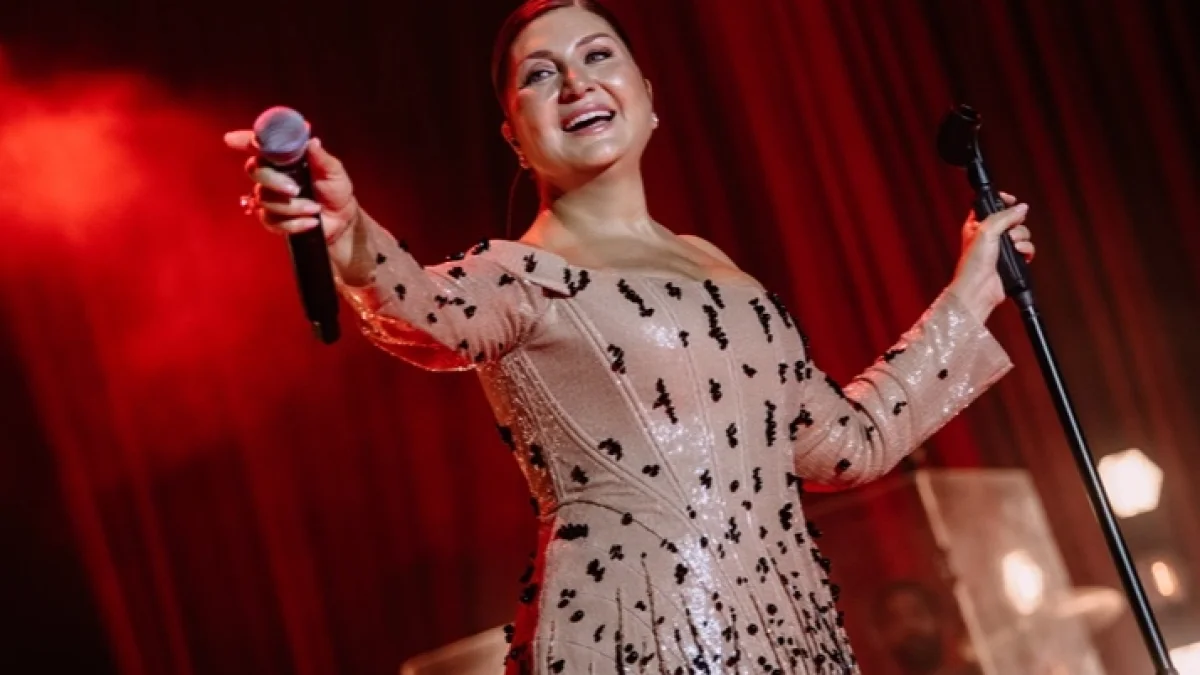 Sibel Can, Harbiye konserinde sevilen şarkılarını seslendirirken Filenin Sultanları'nın başarısını