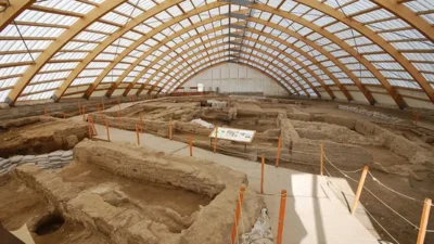 Konya’nın Çumra ilçesindeki Çatalhöyük, bitişik evleri, duvar resimleri ve 18
