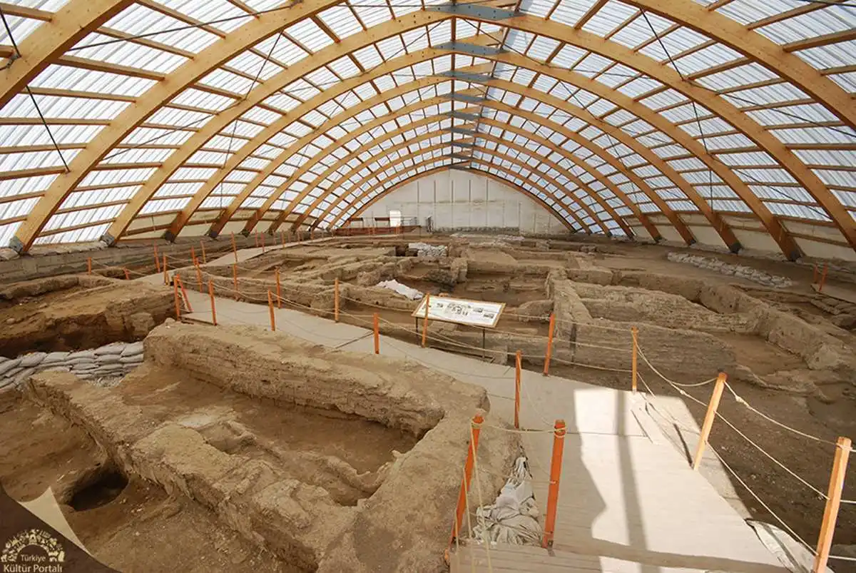 Konya’nın Çumra ilçesindeki Çatalhöyük, bitişik evleri, duvar resimleri ve 18