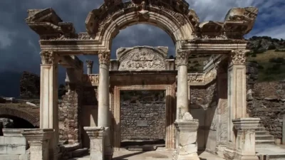 İzmir'de bulunan Efes Antik Kenti, Roma dönemi yapıları ve UNESCO