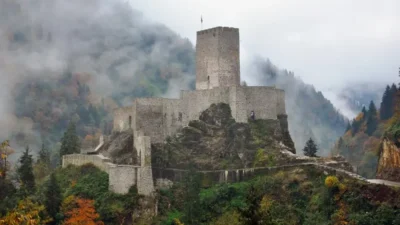 Rize'nin Çamlıhemşin ilçesindeki Zilkale, Fırtına Vadisi'ne hâkim konumu ve kervan