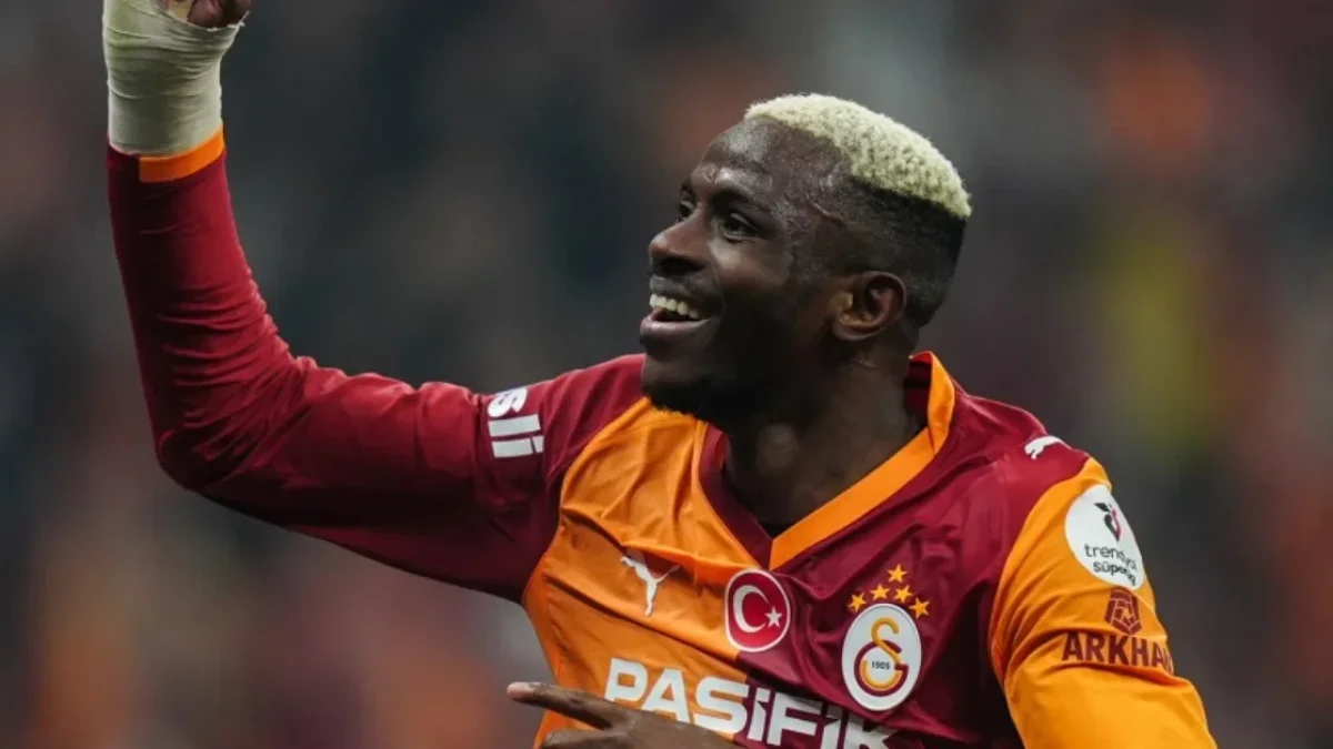 İstanbul'da oynanan derbi mücadelesinde Galatasaray, Victor Osimhen'in golleriyle Fenerbahçe'yi 2-1