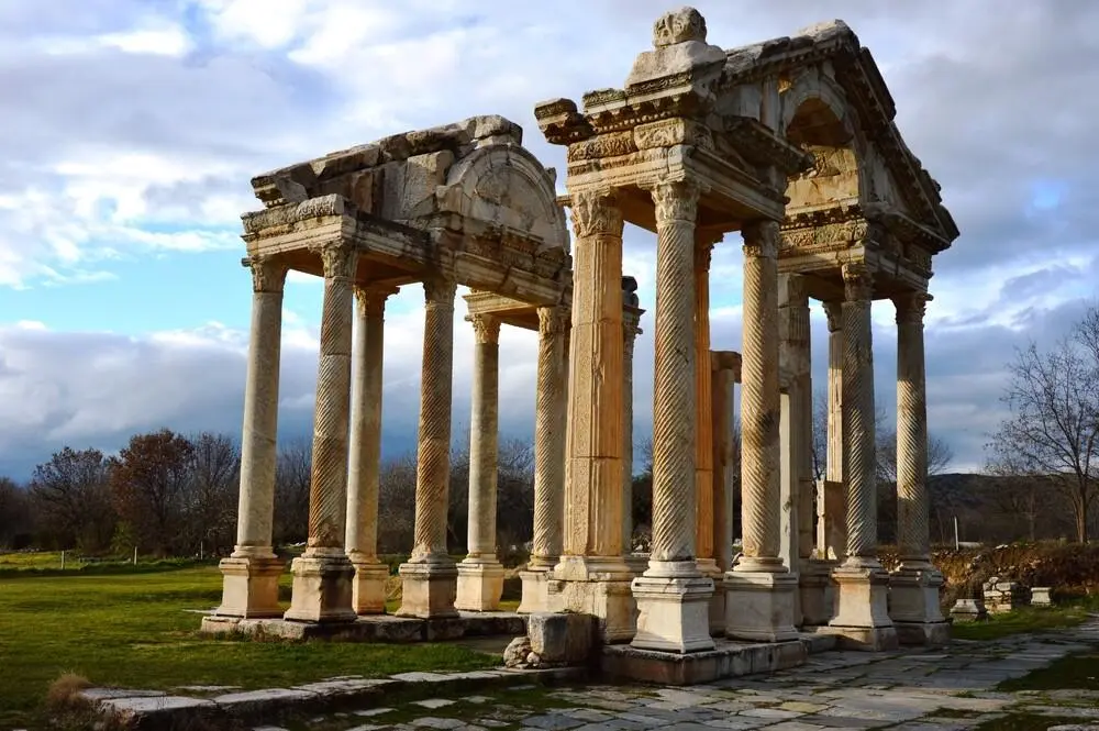 Aydın’ın Karacasu ilçesindeki Aphrodisias Antik Kenti, heykelcilik geleneği, mermer yapıları