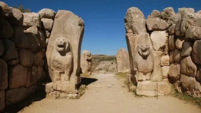 Hitit medeniyetinin başkenti Hattuşa, Aslanlı Kapı ve Yazılıkaya tapınağı gibi