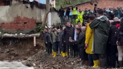 İstanbul'daki şiddetli sel felaketinde hayatını kaybedenlerin sayısı 4'e yükseldi. Bakanlar