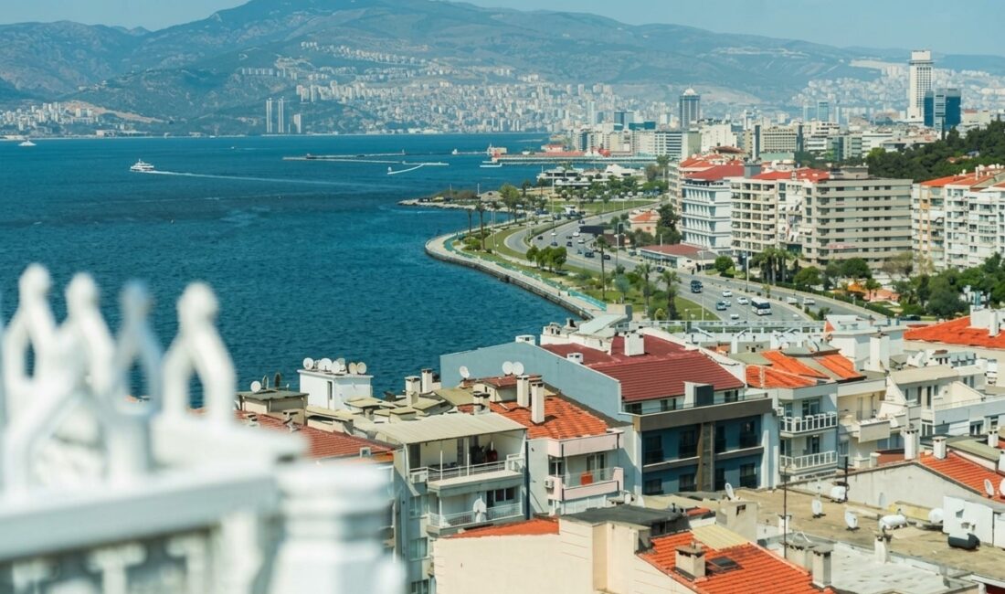 İzmir Büyükşehir Belediyesi'nin emeklilere özel olarak düzenlediği ücretsiz "Emeklilerimiz İzmir’i