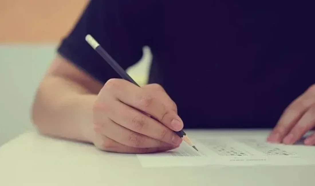 KPSS Ön Lisans sınavı bugün düzenleniyor. Adayların sınav binalarına giriş
